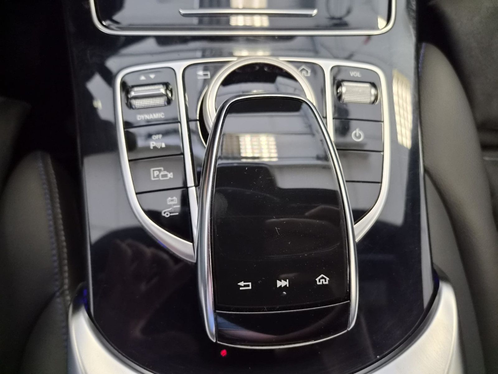 Fahrzeugabbildung Mercedes-Benz C 300 e Limousine/HIGH PERF. / KAMERA / AMG