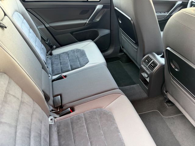 Fahrzeugabbildung Volkswagen Golf Sportsvan VII Highline Autom.+AHK+Navi+PDC