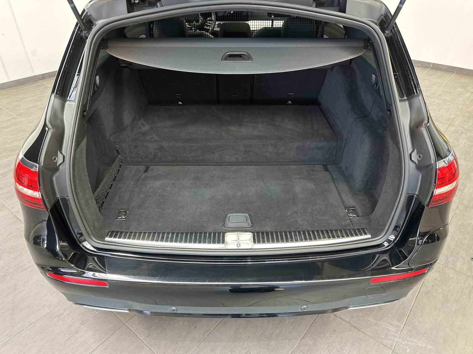Fahrzeugabbildung Mercedes-Benz E 300de T 4Matic AMG NAV+LED+AHK+WIDESCREEN+PANO