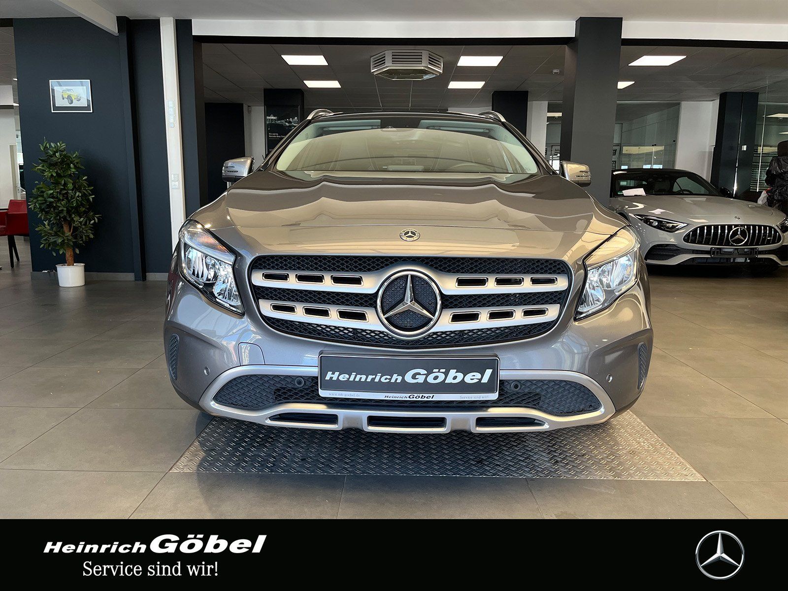 Fahrzeugabbildung Mercedes-Benz GLA 220 d URBAN+COMAND+PANO+KAMERA+TOTWINKEL+SMI