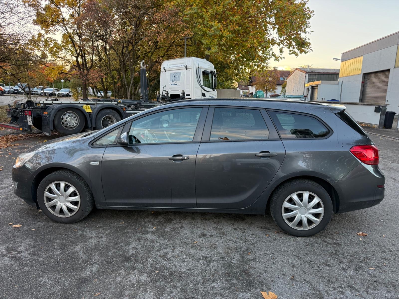 Opel Astra 2011 — rear view