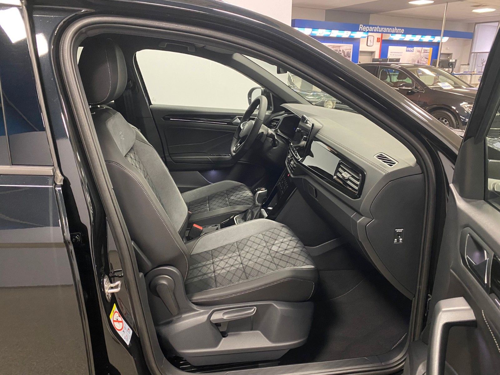 Fahrzeugabbildung Volkswagen T-Roc 1.5 TSI DSG R-Line+ACC+AHK+19"+KAMERA+LED+