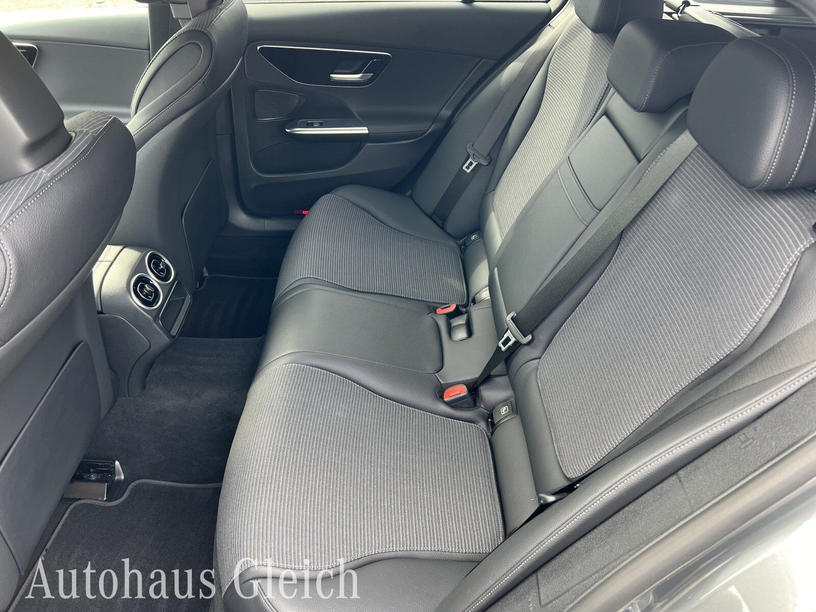 Fahrzeugabbildung Mercedes-Benz C 220 d 4MATIC T-Modell AVANTGARDE Exterieur/Nav