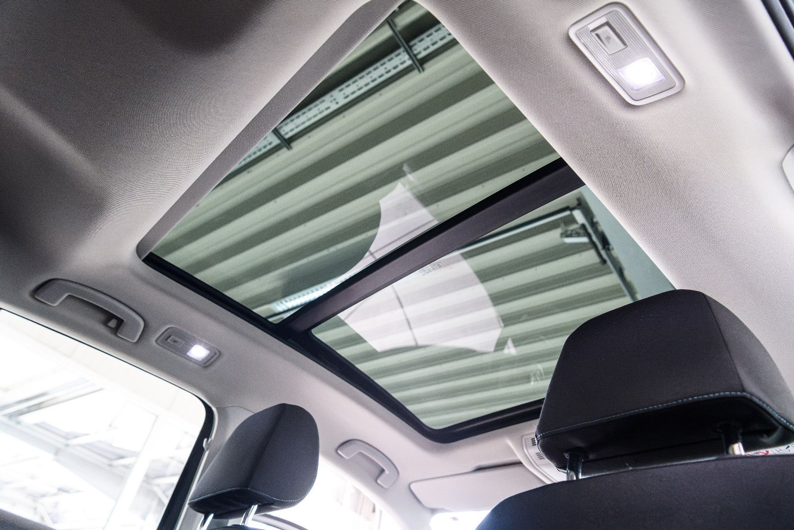 Fahrzeugabbildung Volkswagen T-Roc IQ.DRIVE+AHK+GJR+NAVI+PANORAMA+EL.HECKKLAP