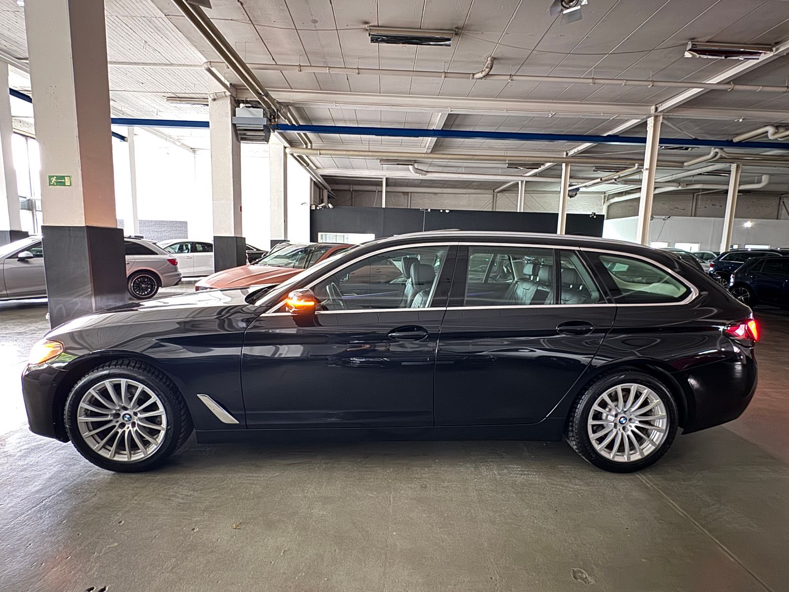 Fahrzeugabbildung BMW 520 d T LUXURY LINE HUD PANORAMA LASER VOLL