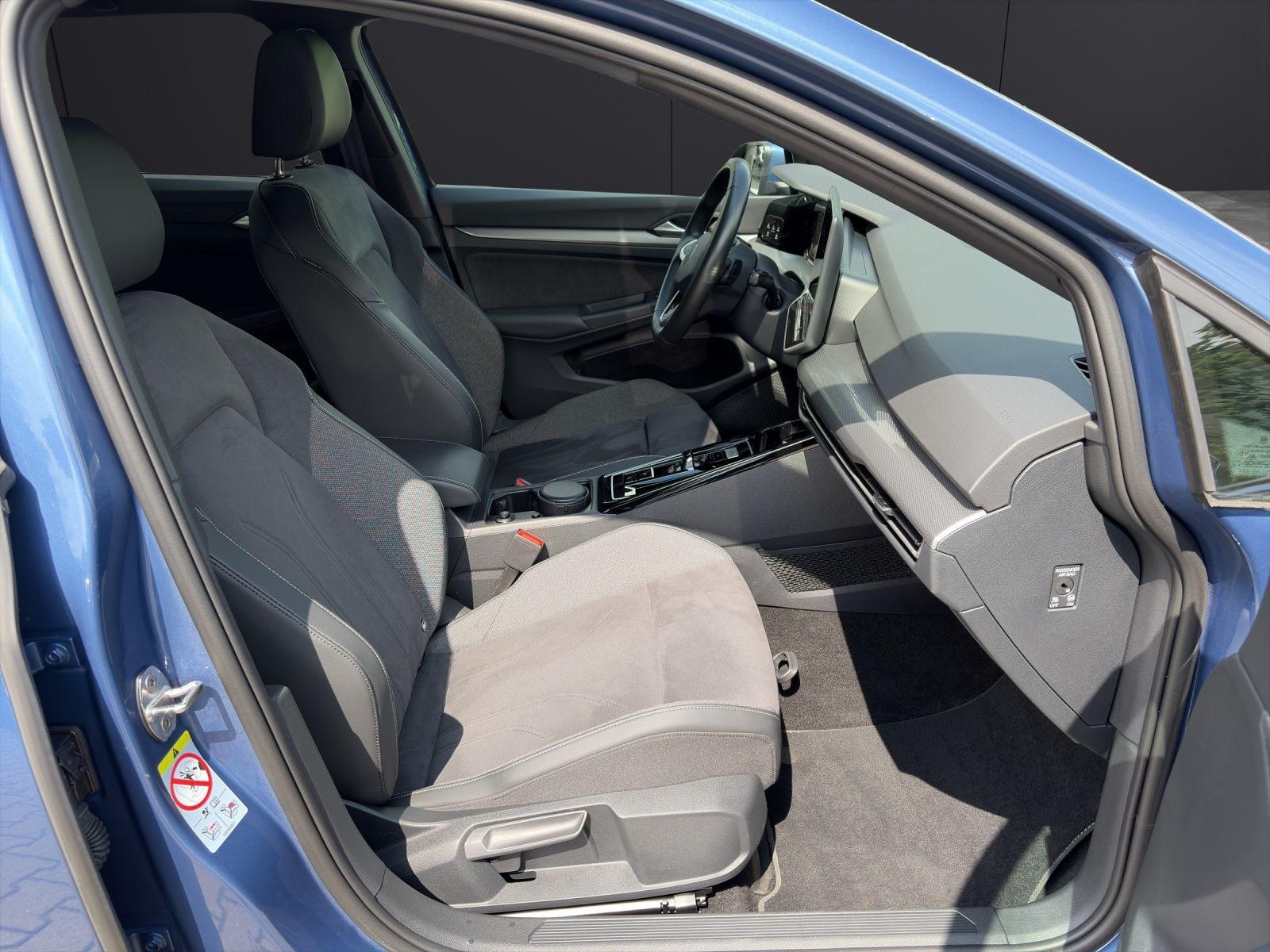 Fahrzeugabbildung Volkswagen Golf VIII EDITION 50 Matrix Navi ACC AHK PANO HU