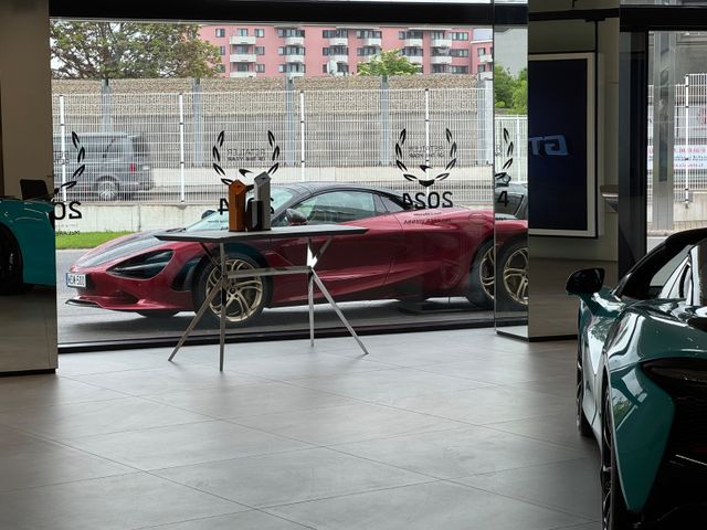 MCLAREN 750S