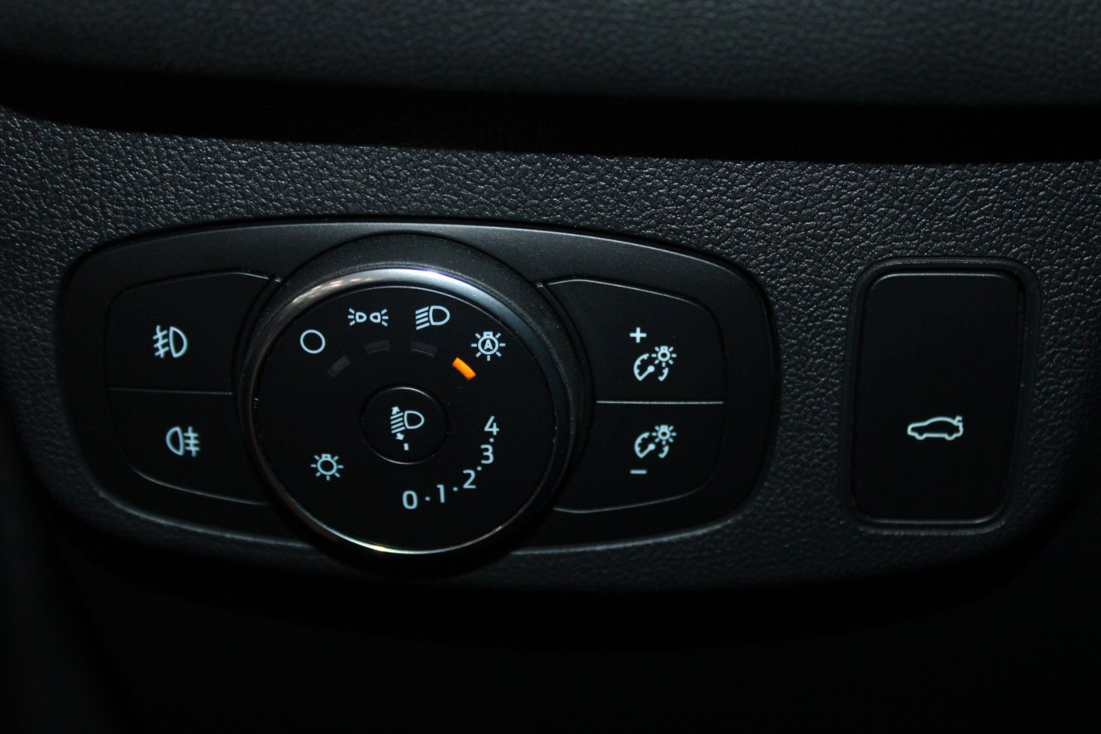 Fahrzeugabbildung Ford Focus ST-LINE Turnier Automatik LED NAVI CAM AHK
