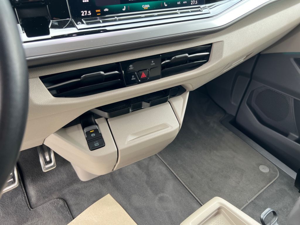 Fahrzeugabbildung Volkswagen Multivan 2,0 TDI LÜ Life iQ.Light Multitisch