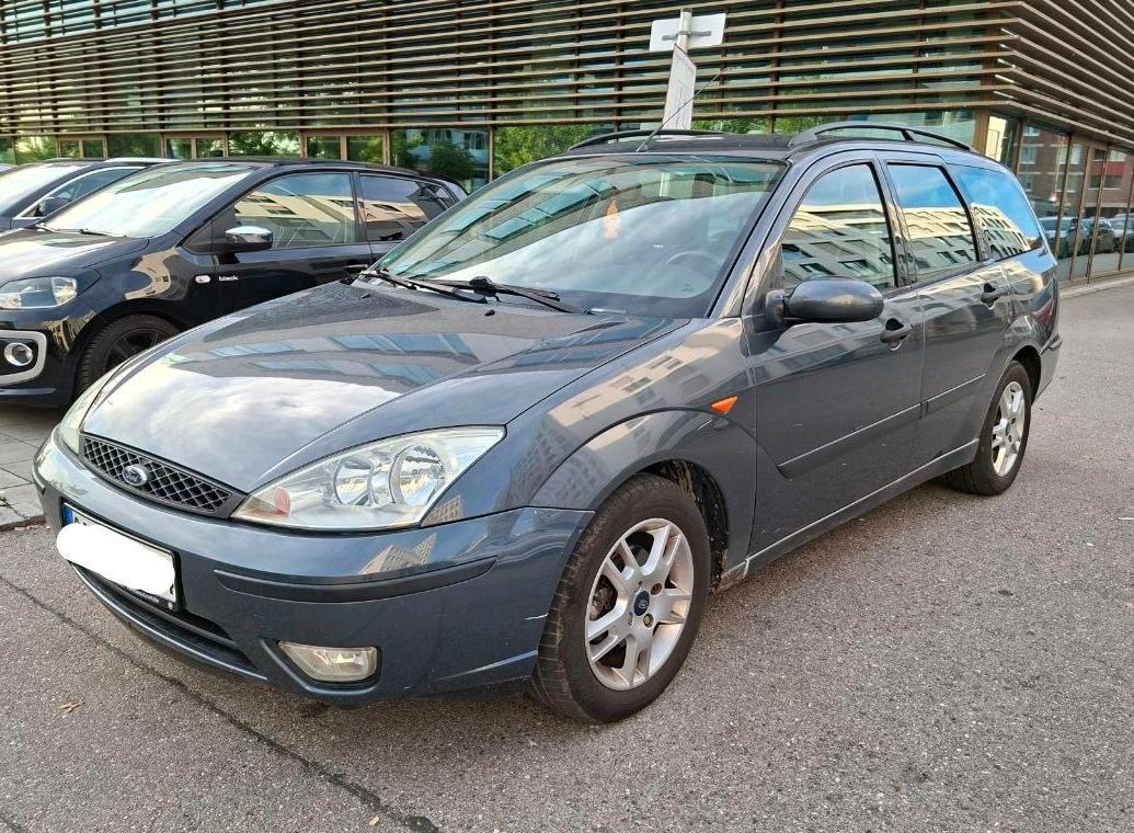 Ford Focus 2004 — rear view