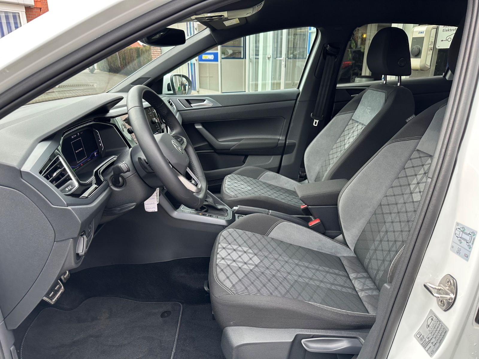 Fahrzeugabbildung Volkswagen Taigo 1.0 TSI R-Line DSG AHK/ACC/LED/17"