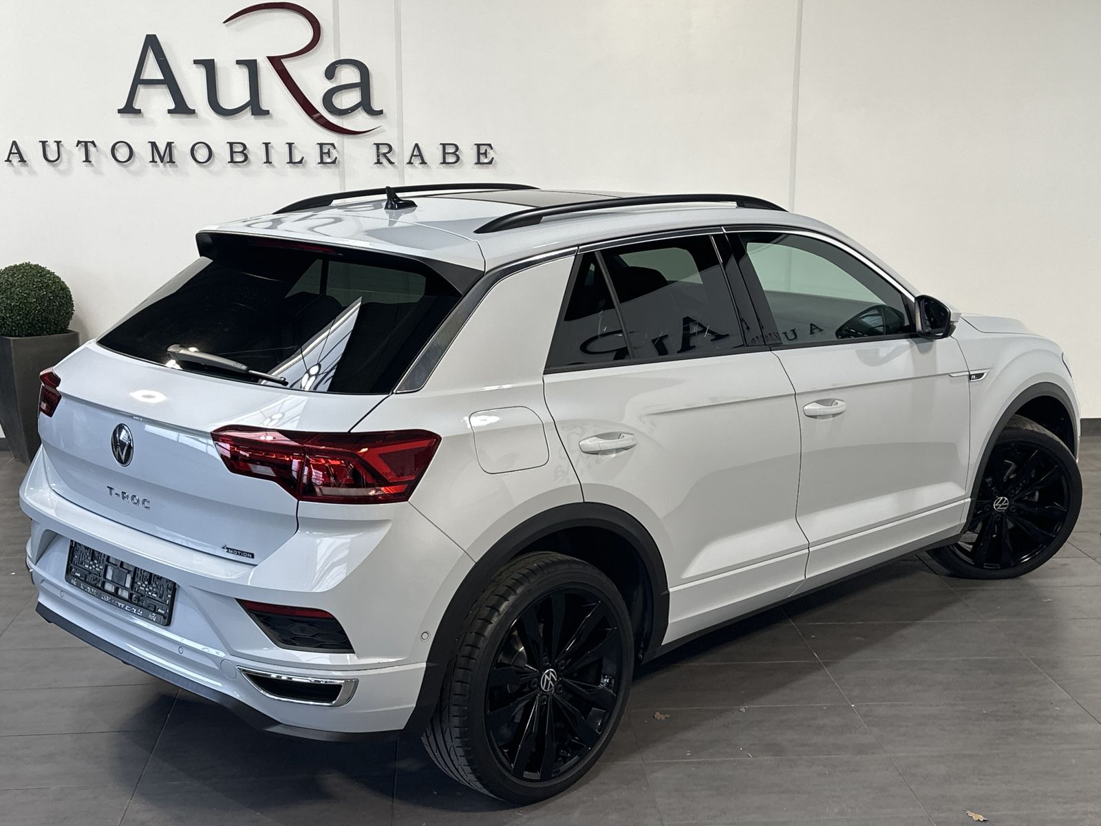 Fahrzeugabbildung Volkswagen T-Roc 2.0 TSI DSG 4M R-Line NAV+LED+PANO+AHK+ACC