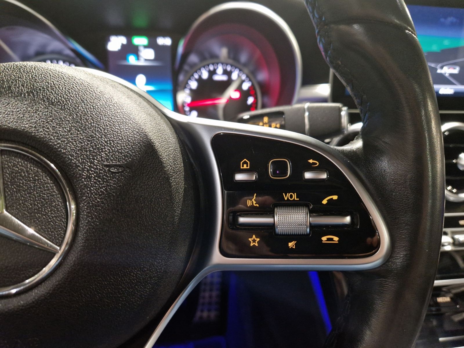 Fahrzeugabbildung Mercedes-Benz C 300 Cabrio AMG Line HUD LED NAV SHZ RFK 18"