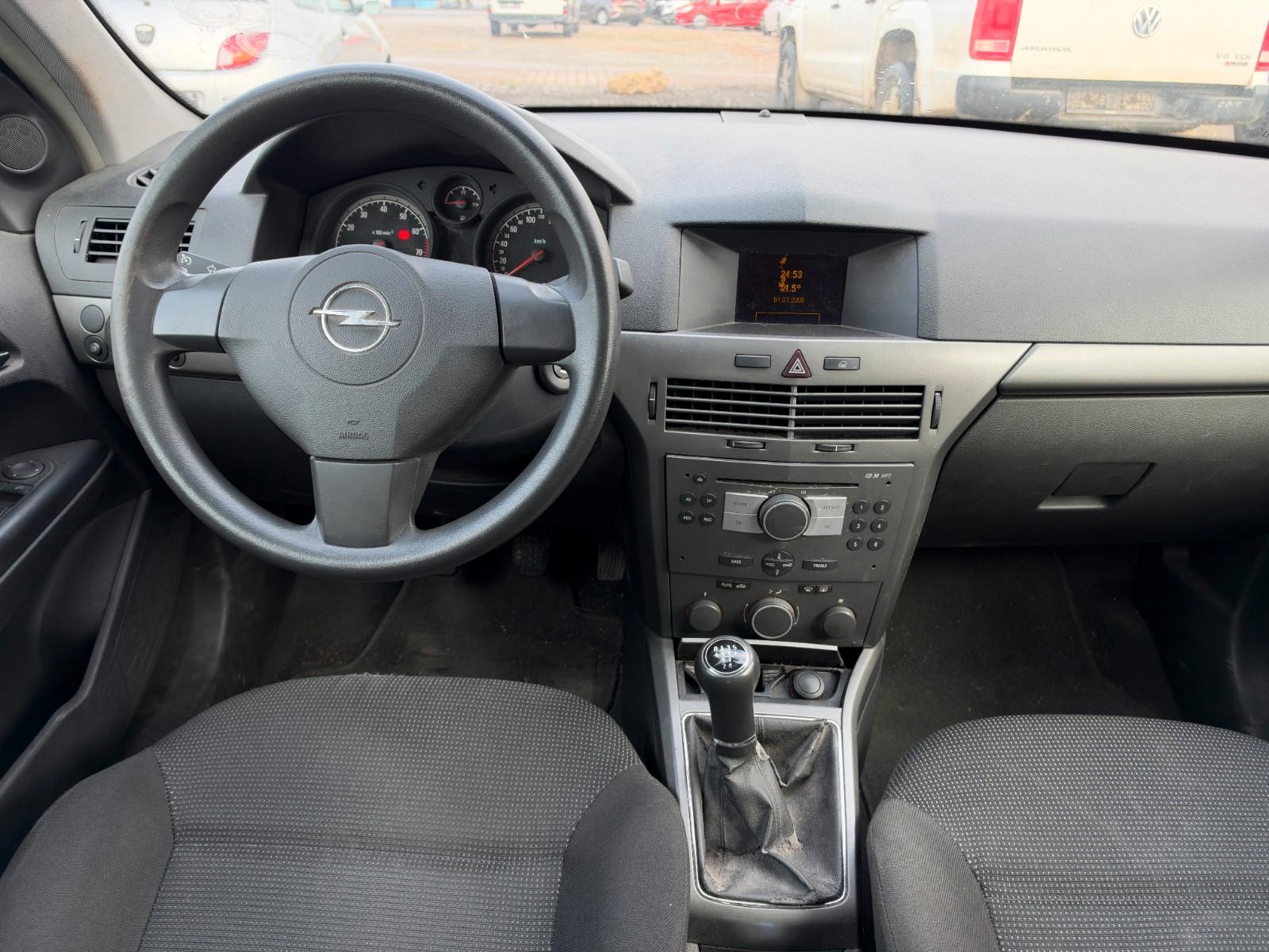 Opel Astra 2004 — photo 17