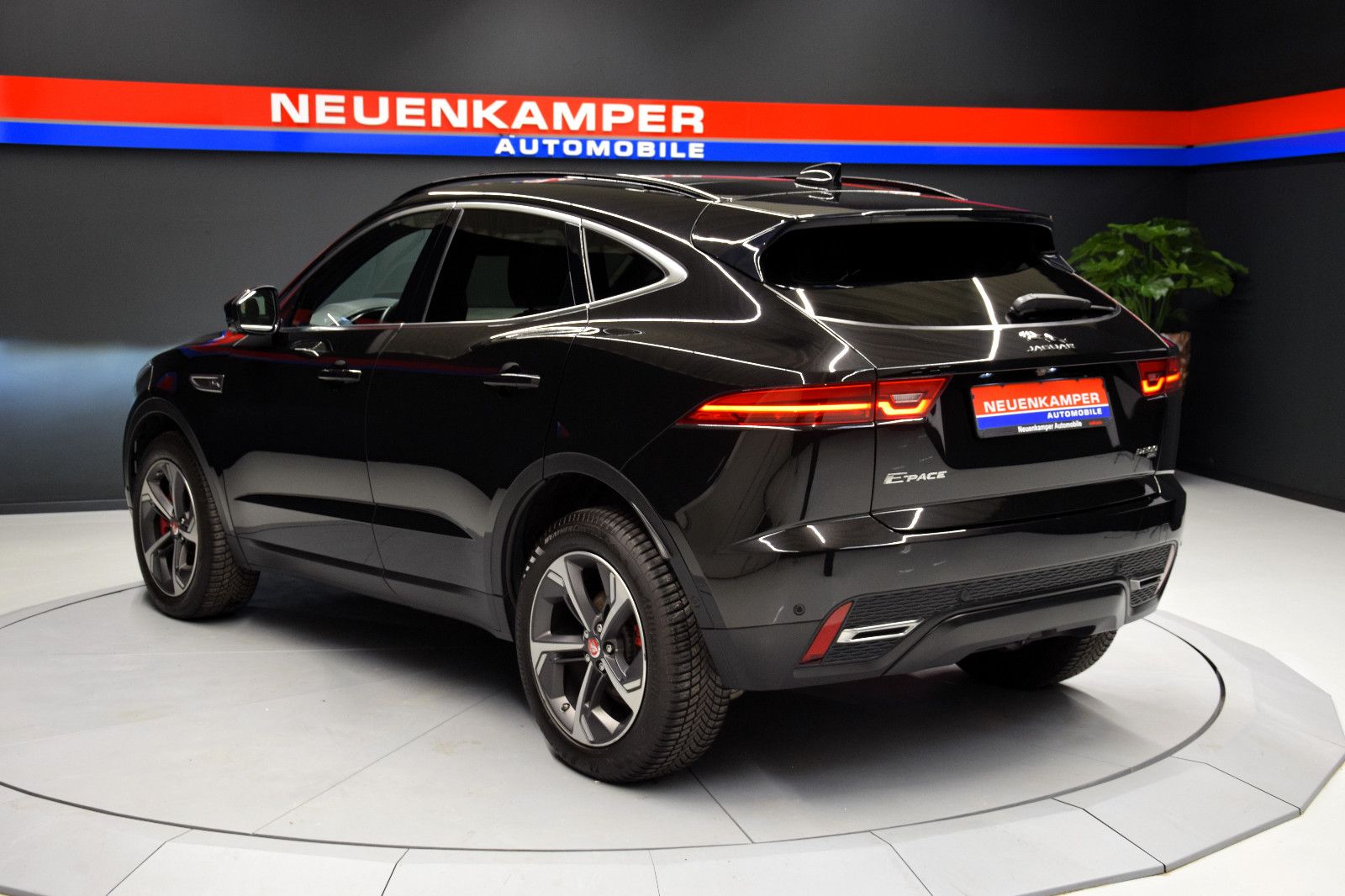 Fahrzeugabbildung Jaguar E-Pace E-PACE P200D SE AWD Pano Meridian 360°