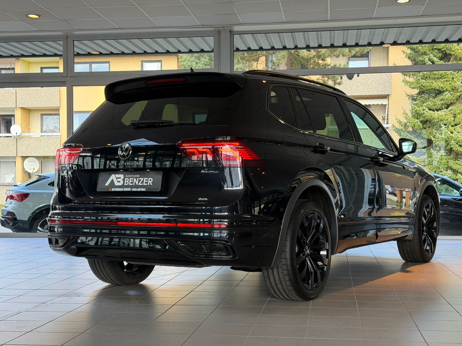 Fahrzeugabbildung Volkswagen Tiguan Allspace R-Line /PANO/HUD/HARMAN-KARDON/