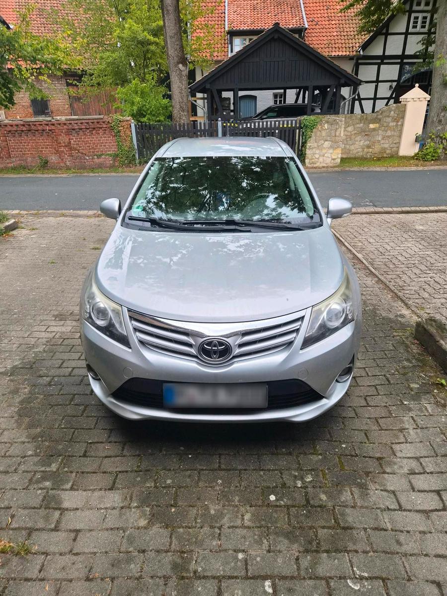 Toyota Avensis 2012 — rear view