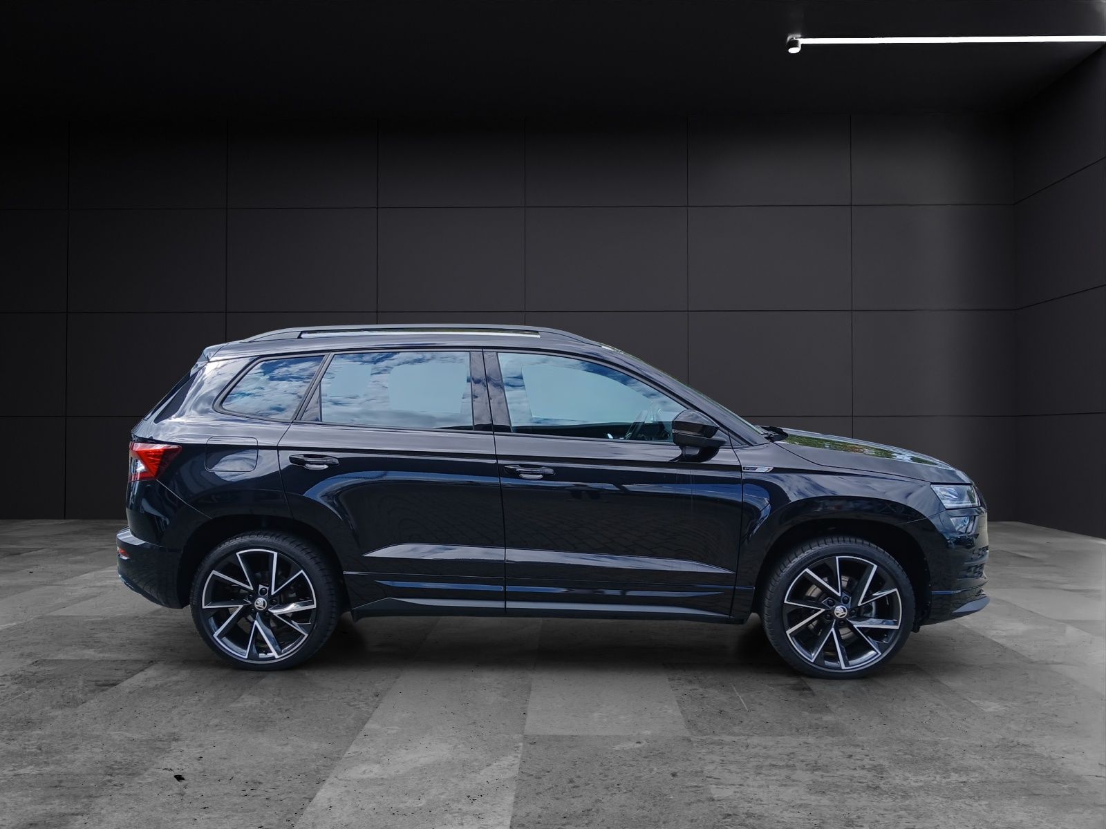 Fahrzeugabbildung SKODA Karoq TSI Sportline DSG LED AHK Navi ACC PDC SH