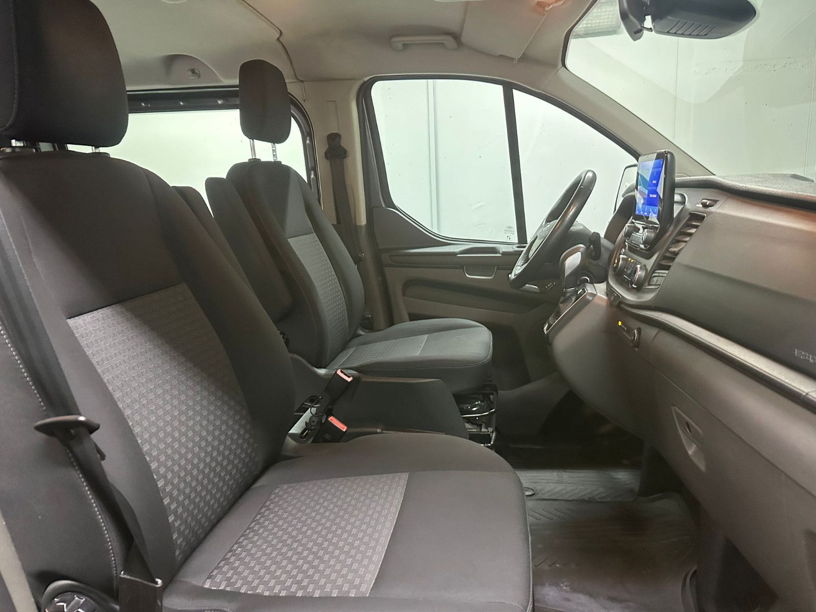 Fahrzeugabbildung Ford Transit Custom 320 L1H1*TREND*8-SITZE*NAVI*SPURH