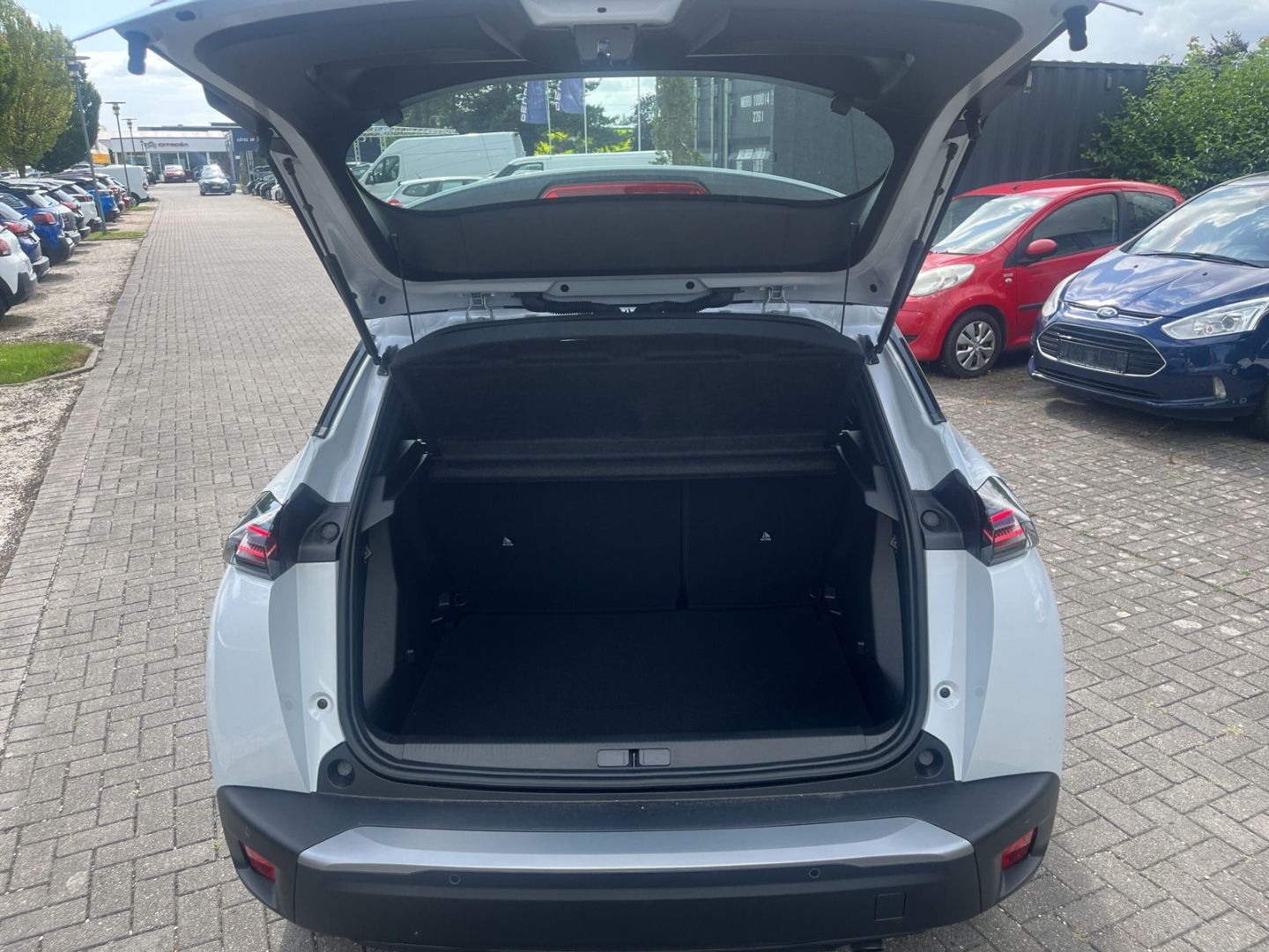 Fahrzeugabbildung Peugeot 2008 STYLE PureTech 100 CarPlay Klimaautom