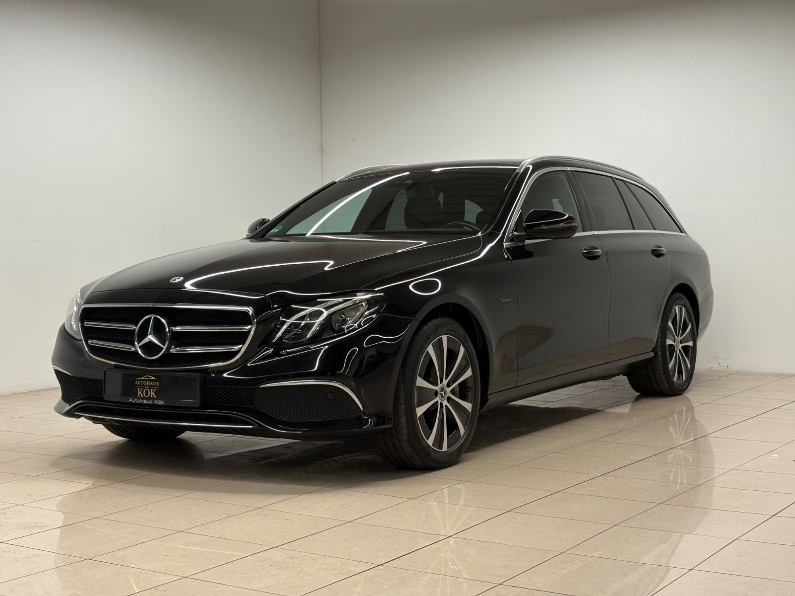 Mercedes-Benz E 300 de T-Modell 8 Fach PANO AHK RFK VirtualCoc imagem 2