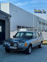 Mercedes-Benz 280E - Mercedes-Benz 280 mit Benzin-Antrieb: Leder