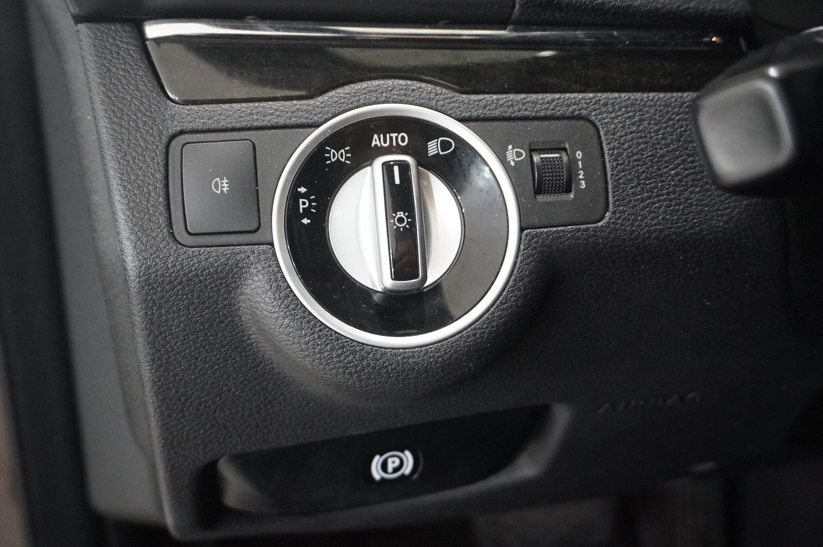 Fahrzeugabbildung Mercedes-Benz E 200 COUPE AVAMTGRADE NAVI/SHZ/SPORT/PDC/TEMP.