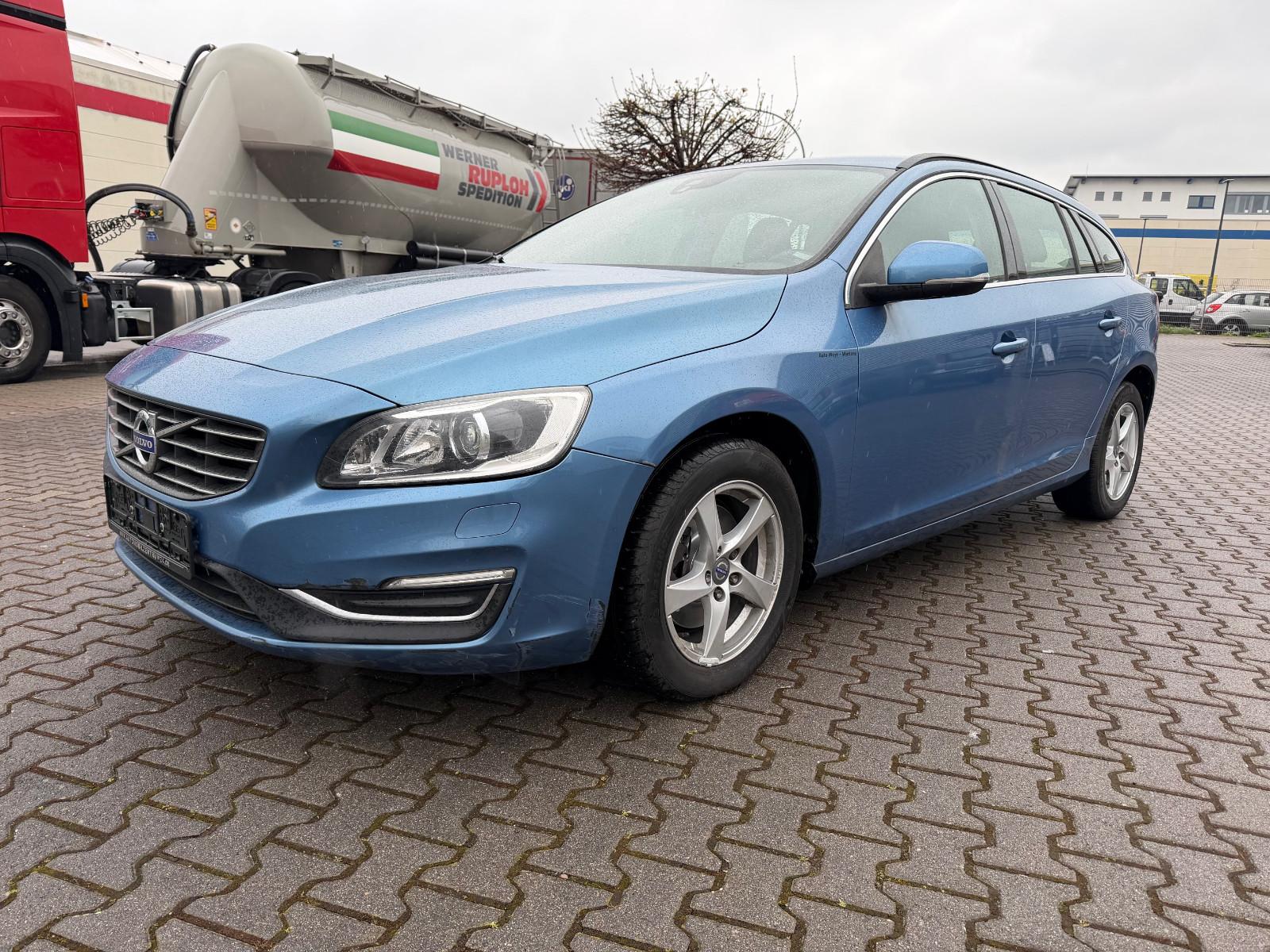 Volvo V60 D3 Momentum - XENON + SHZ