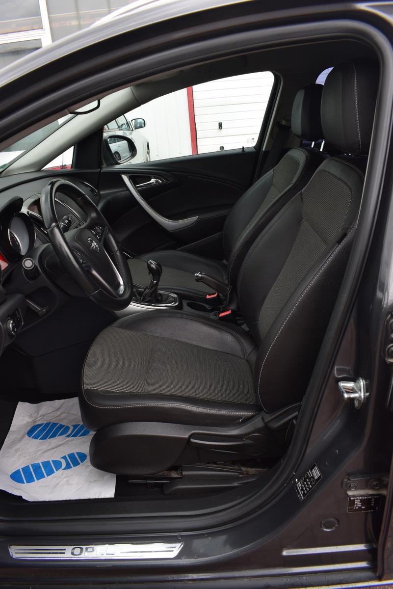 Opel Astra 2011 — photo 10