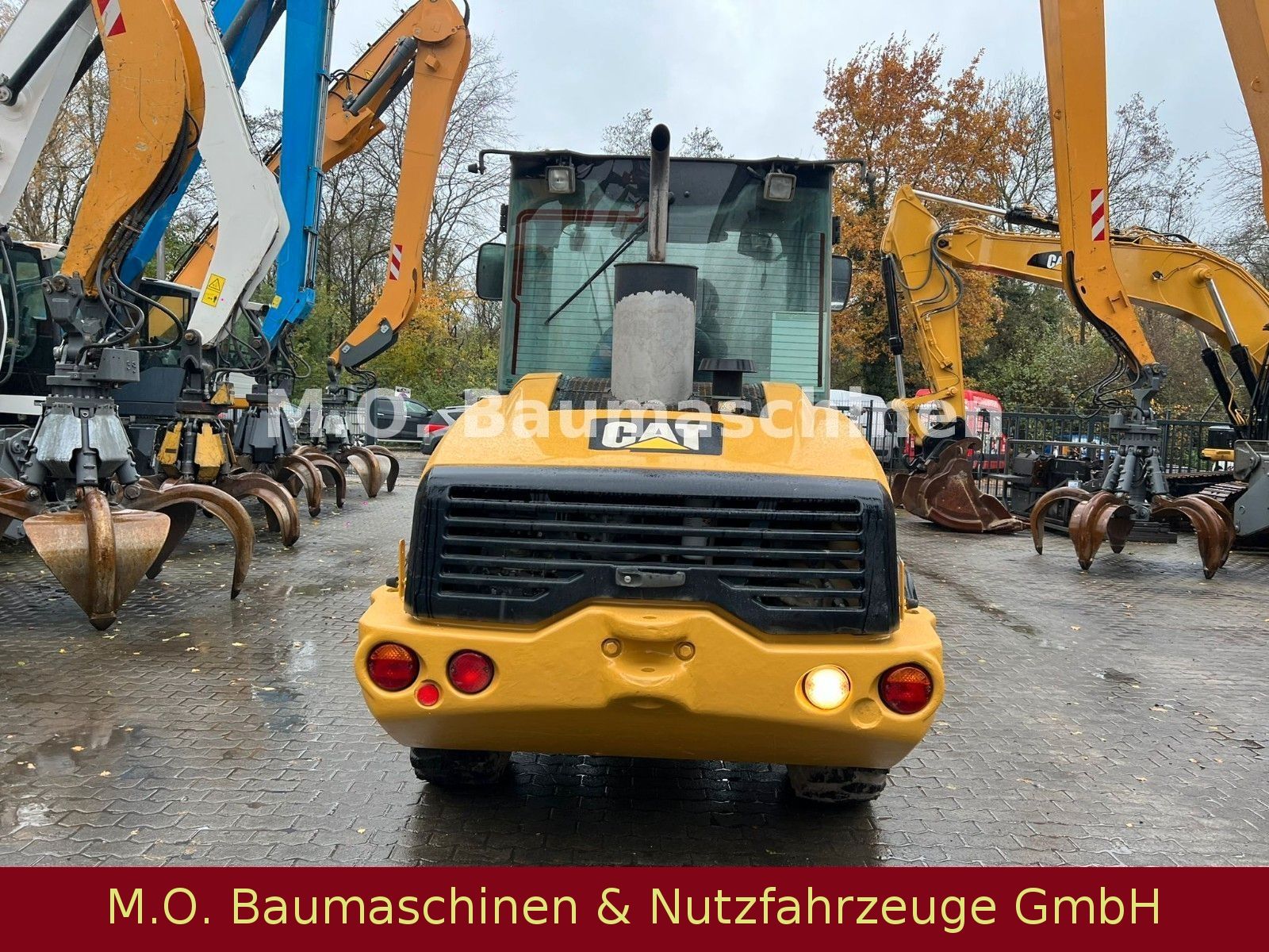 Fahrzeugabbildung CAT 906 H / Klappschaufel + Palettengabel/ SW /