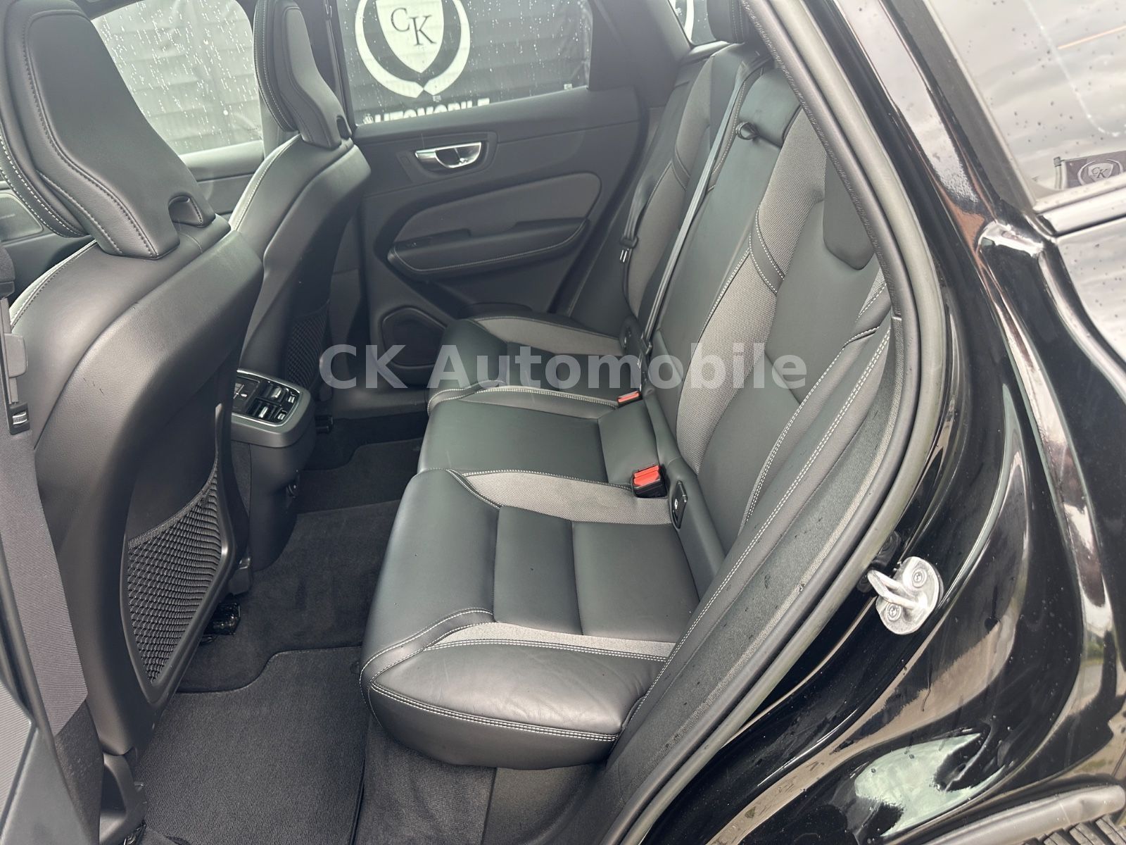 Fahrzeugabbildung Volvo XC60 R Design 2WD/Navi/Pano/Kamera/LED