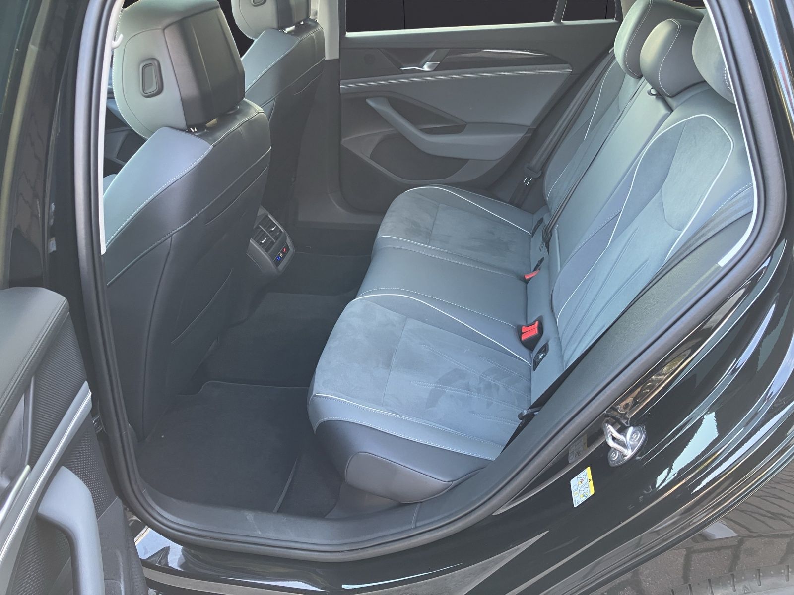 Fahrzeugabbildung Volkswagen Passat Variant eTSI Business DSG LED Navi ACC DC