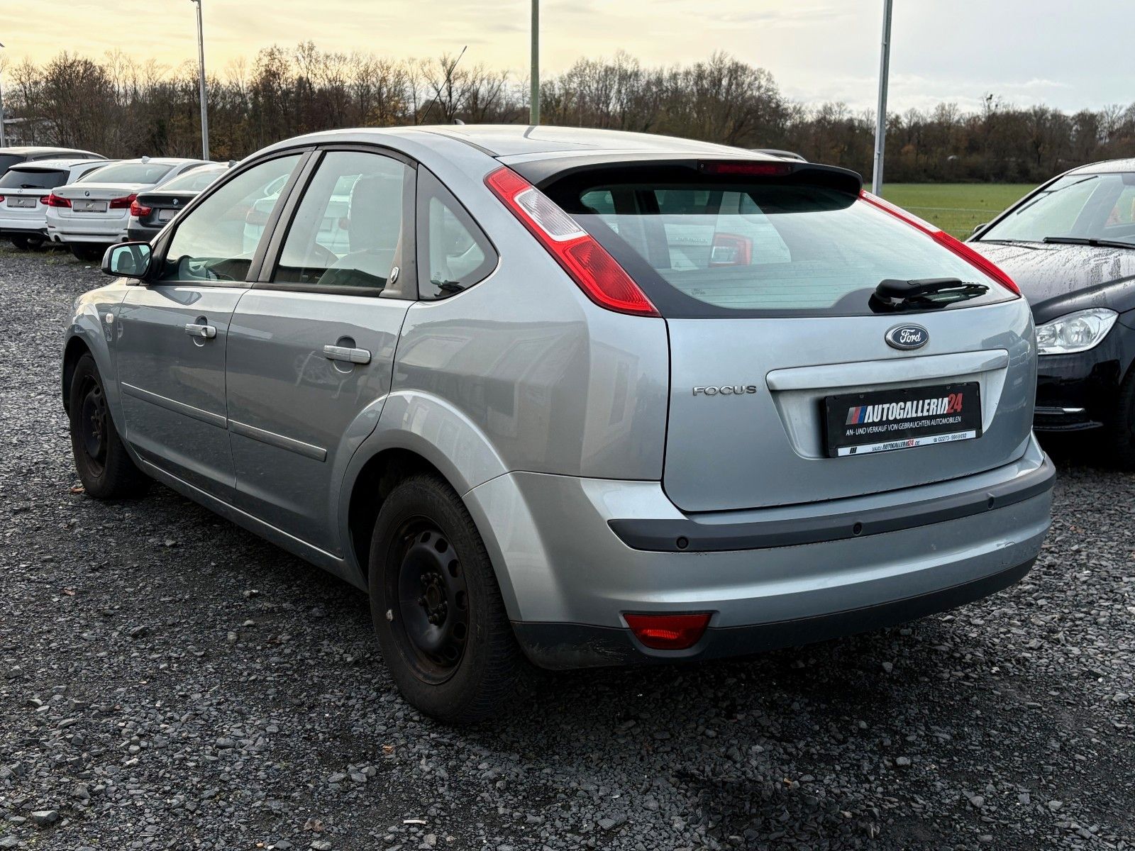 Fahrzeugabbildung Ford Focus 1.6 Lim. Ghia Klimaauto Glasdach SHZ PDC