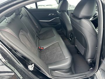 BMW 320d xDrive Limousine M Sportpaket HK HiFi DAB