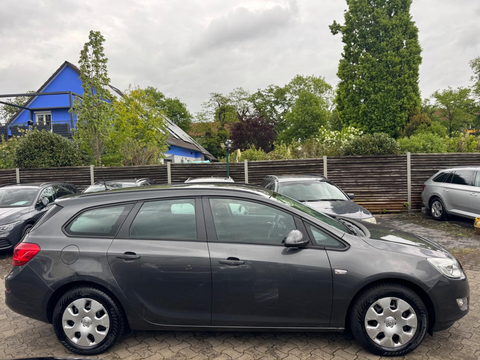 Opel Astra 2011 — photo 7