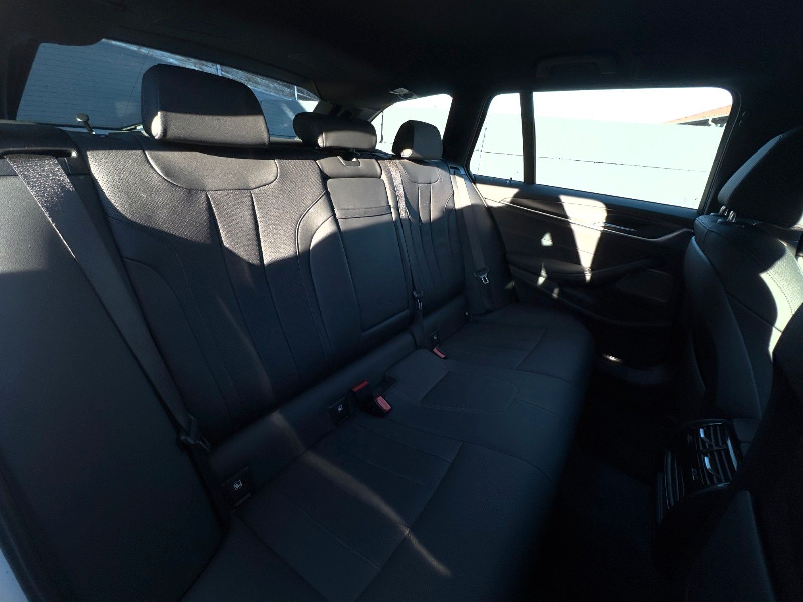 Fahrzeugabbildung BMW 530d Touring M Sport Shad HuD H&K LHZ SHZ Leder