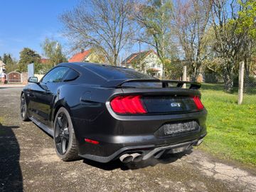 Ford Mustang - 4