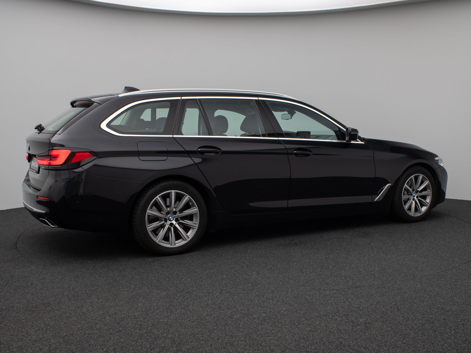 Fahrzeugabbildung BMW 530d LuxuryLine Panorama Kamera HiFi AHK Komfort