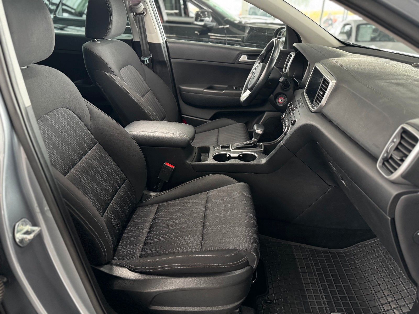 Fahrzeugabbildung Kia Sportage 1.6T Spirit DAB Navi Sitzheizung TOP