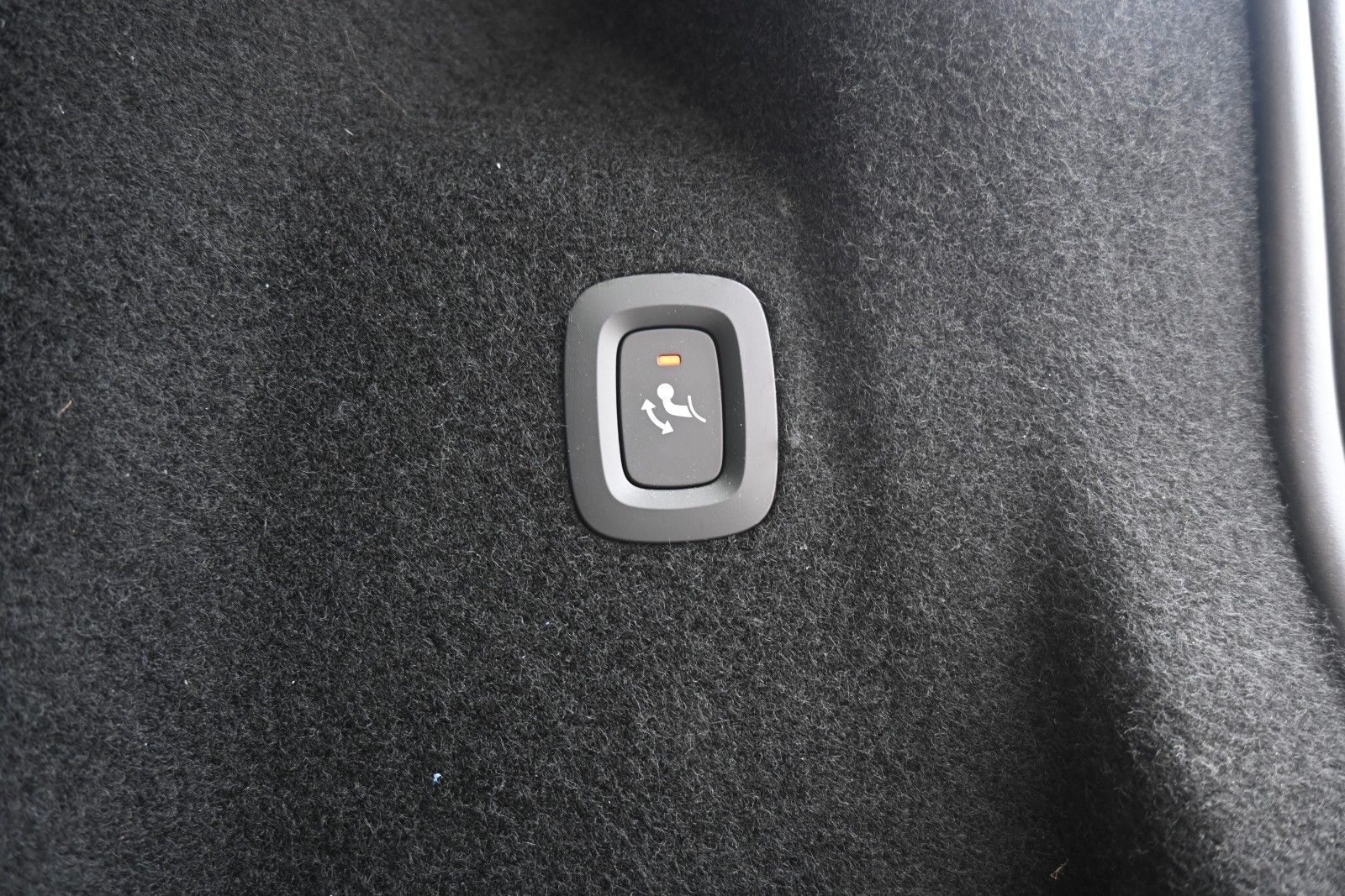 Fahrzeugabbildung Volvo XC60 B4 Benzin FWD Plus Dark*STHZG*360°*ACC*AHK