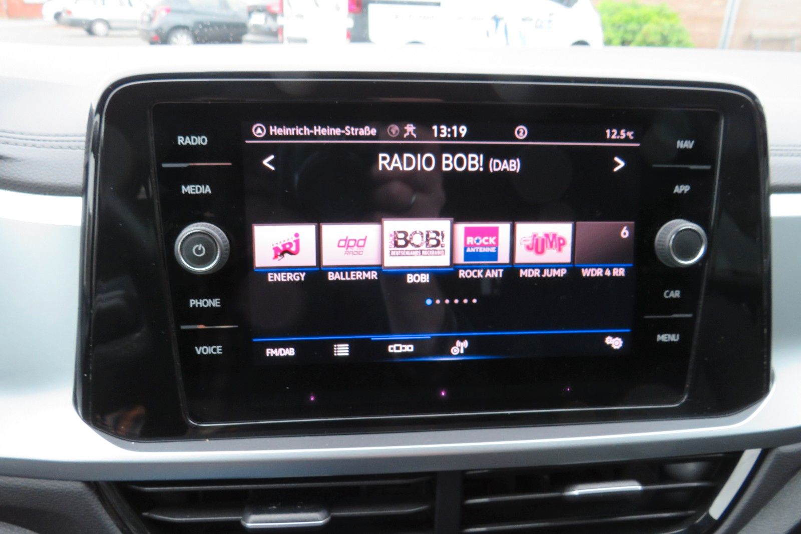 Fahrzeugabbildung Volkswagen T-Roc Life AHK ACC SITZH GJ NAVI APP 1.HD