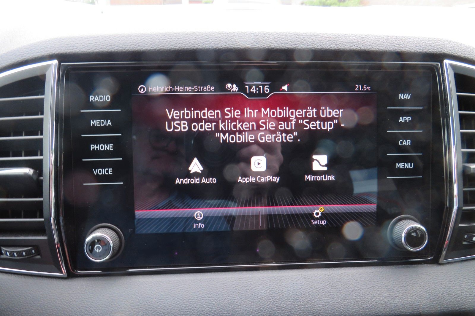 Fahrzeugabbildung SKODA Karoq Ambition DSG GRA AHK SITZH. KAMERA NAVI 1.