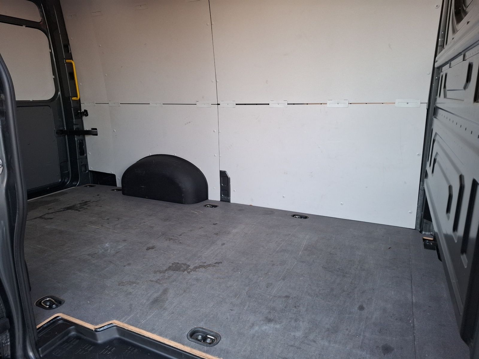 Fahrzeugabbildung Volkswagen Crafter Kasten 35 MR HD AHK Navi Klima GRA RFK