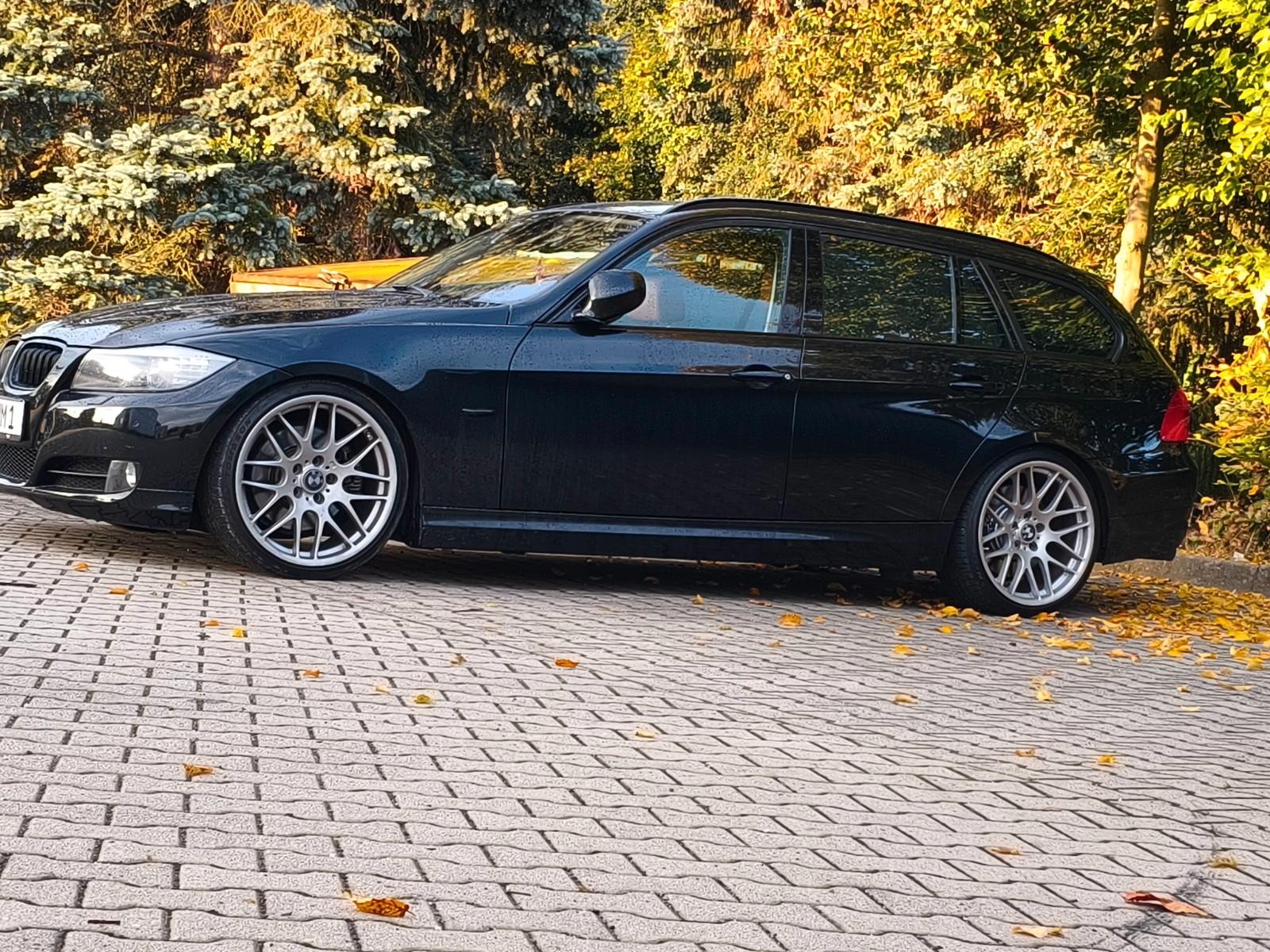 BMW 325 2010 — rear view