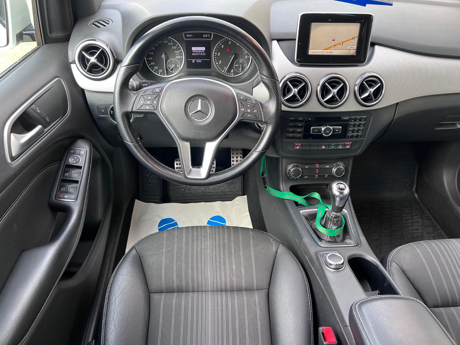 Mercedes-Benz B180 2011 — photo 13