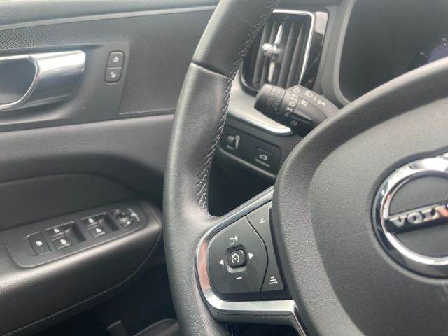 Fahrzeugabbildung Volvo XC60 B4 2WD Momentum Mild-Hybrid Autom. Navigati