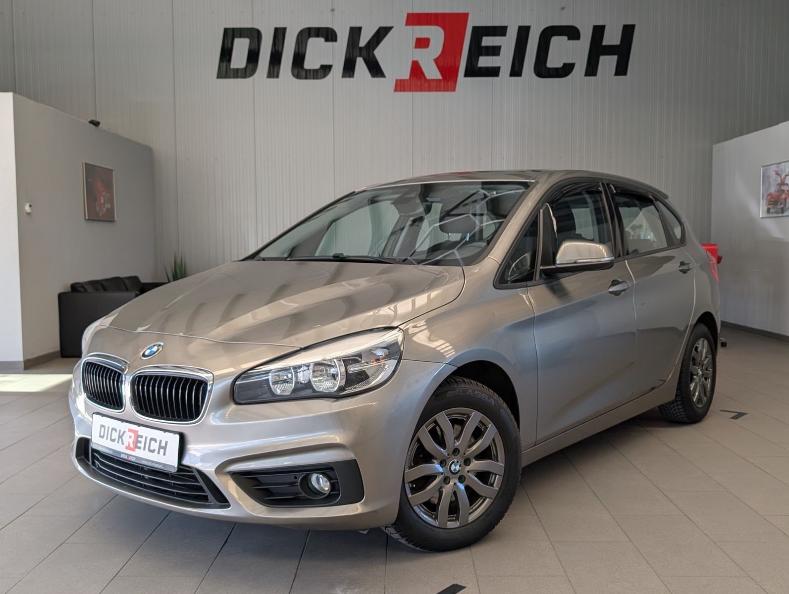 Fahrzeugabbildung BMW 220 i Active Tourer Advantage Navi Cam Pano AHK