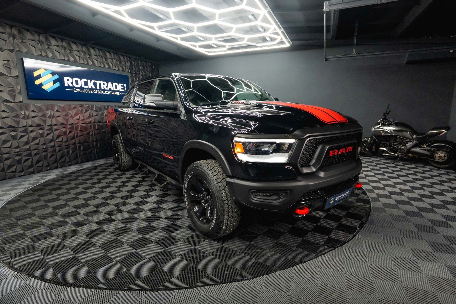 Fahrzeugabbildung Dodge RAM 5.7 V8 HEMI 4x4 REBEL AXLE LOCK Airmatic LED