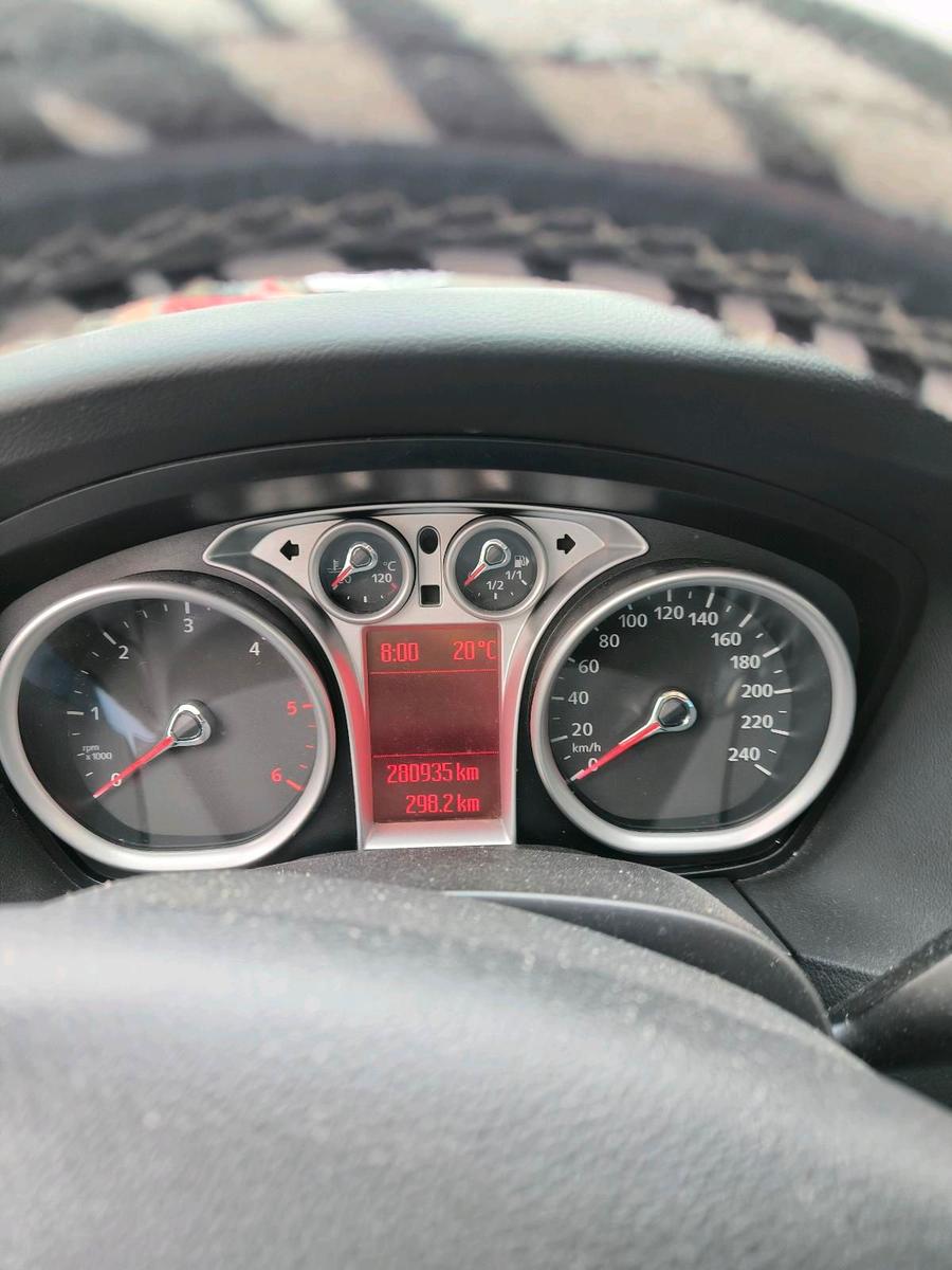 Ford Focus 2011 — interior