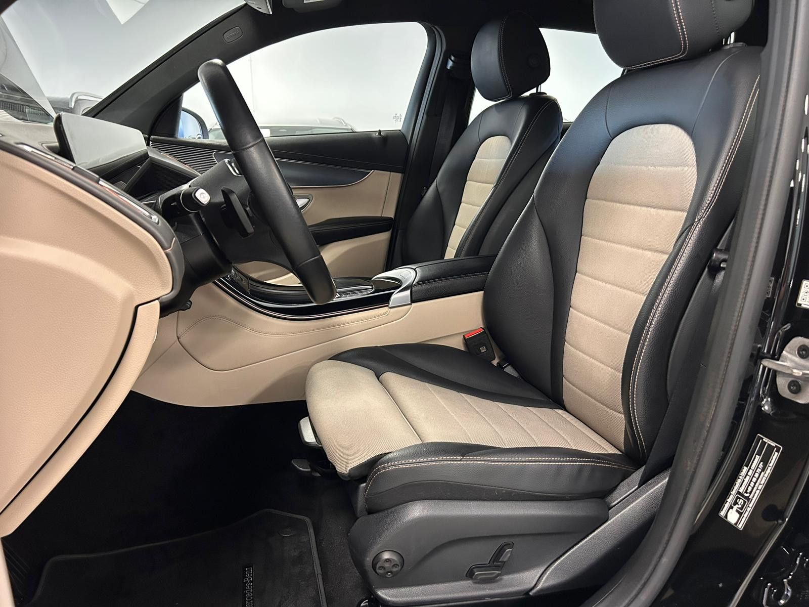 Fahrzeugabbildung Mercedes-Benz EQC 400 4M WIDES+MULTIB+HEAD+ACC+SHZ+AHK+WP+360+